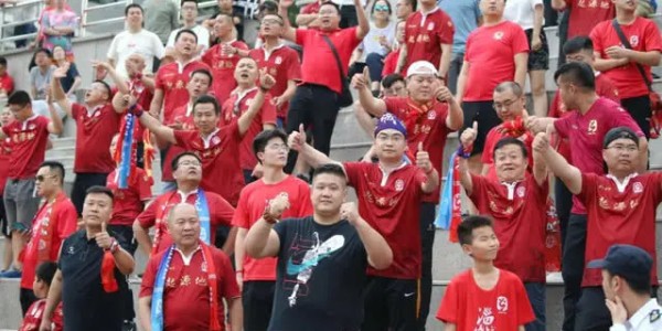  曼城客场险胜暂登积分榜首  