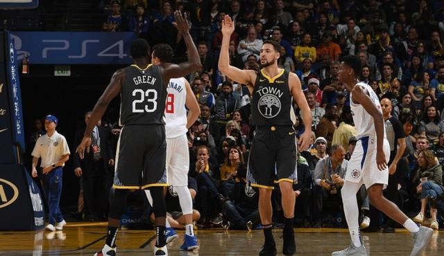 NBA约基奇补时争议三分绝杀勇士，终结对手七连胜登顶西部引热议