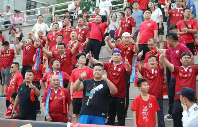  曼城客场险胜暂登积分榜首  